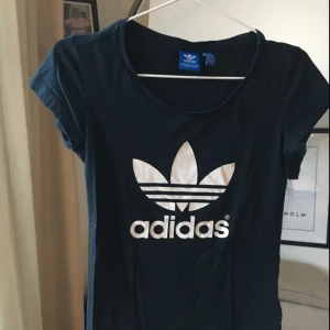  - Adidas tröja sitter ganska tight 