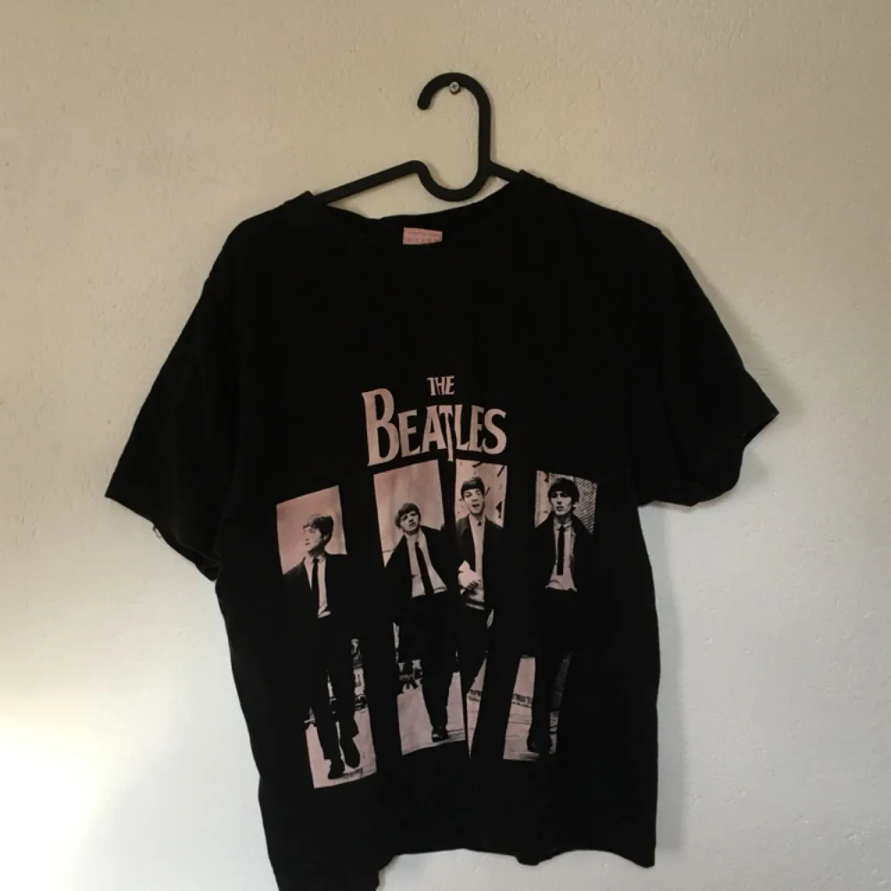 Bandtröja med Beatles-tryck. Missfärgad och därför rosa där det egentligen ska vara vitt! Skickas mot fraktkostnad! . T-shirts.