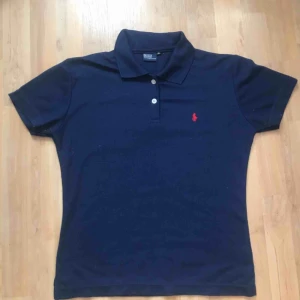  - En mörkblå Piké T-shirt från Ralph lauren. Nypris - 999. Detta är storlek XL men jag som själv har använt den några gånger skulle säga det är en M, verkligen inte XL! Kan mötas upp i Uppsala eller så står köparen för frakt :)