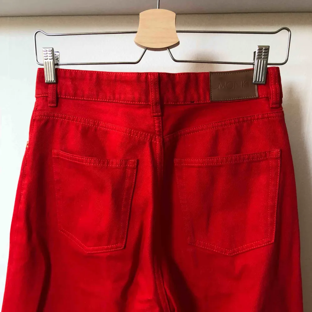 Röda högmidjade cropped jeans i modellen Taiki från Monki. Endast använda två gånger. Tar emot lite att sälja dessa, men har kommit till insikt att de är för korta för mig. För referens är jag 176cm och har långa ben. Fraktkostnad på 58kr tillkommer. 🍁. Jeans & Byxor.