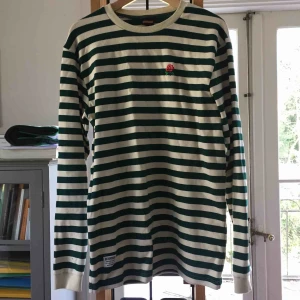  - Buttergoods sweater, nyskick. Grön och vitrandiga med märkets ros på bröstet. Bra kvalité och mycket dyrare nypris,  svår att hitta i Sverige.