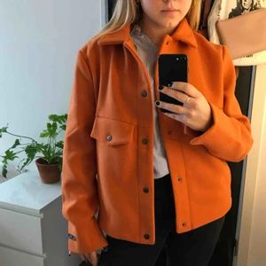  - Supersnygg jacka från Diemonde. Helt oanvänd pga fel storlek för mig! Unisex i stl M!! Snygg både som fitted och oversize!! Passa på för den finns knappt kvar i någon stl på hemsidan då den är från en äldre kollektion!!  Köpare står för frakt