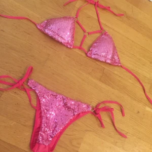  - Älskar du rosa? Då är denna din! Köptes för rätt länge sedan, men har inte kommit till användning och inte ens prövats. Inte min färg längre. Paljetterna gnistrar iallfall super. Står ingen storlek inuti men är helt klart mellan en S och M-passar nog båda storlekarna då man kan skystera med banden så lätt. Frakt: 18kr🌸