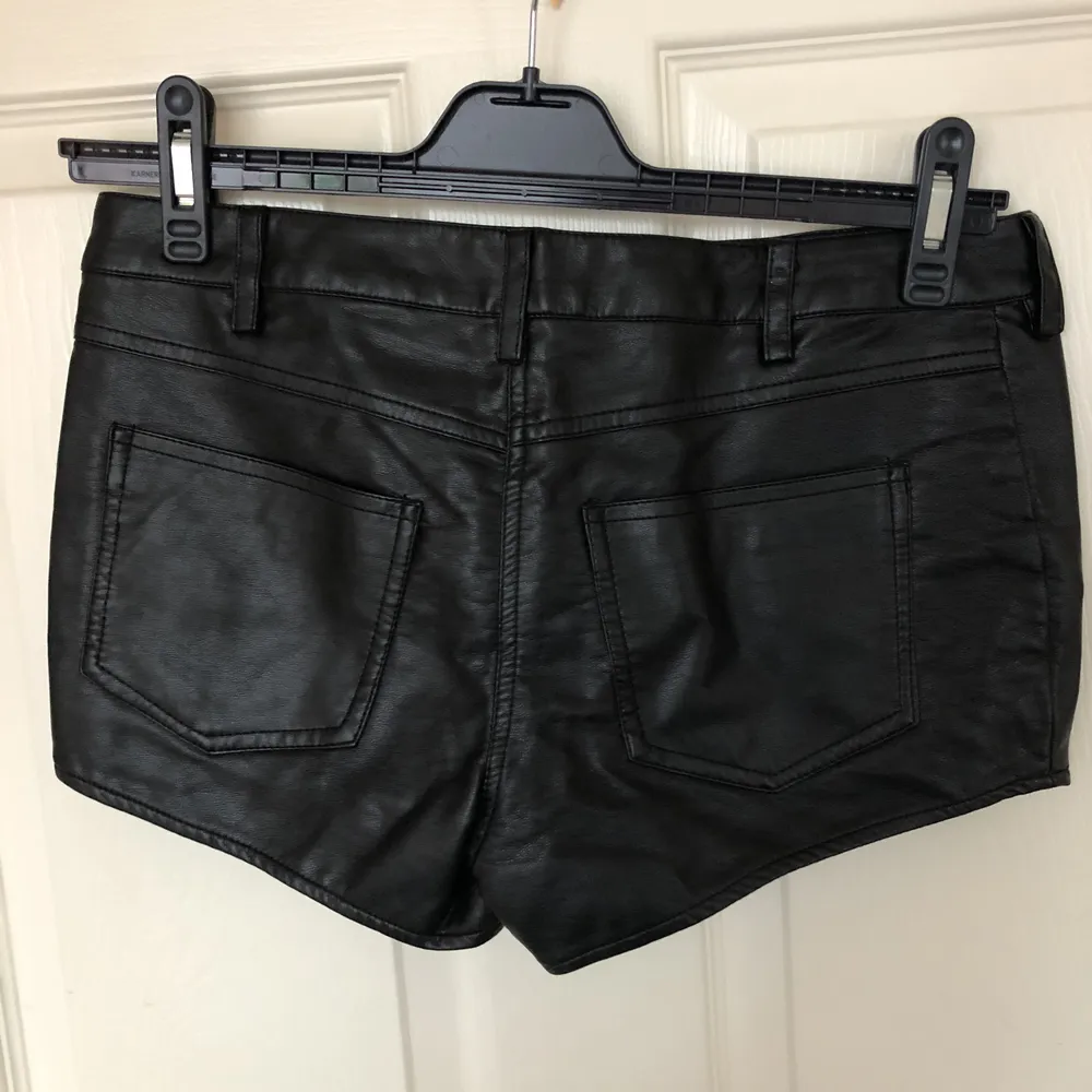 Snygga lädershorts i svart. Knappt använda. Ev frakt 19 kr 🌿. Shorts.