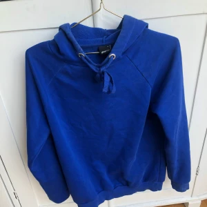  - Blå hoodie 