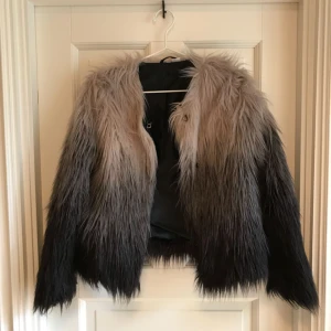  - Faux fur jacka i tonad färgskala.