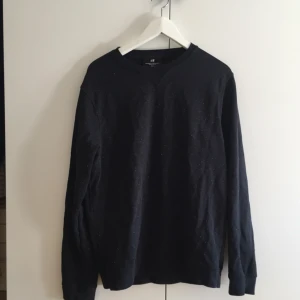  - mörkblå långärmad tröja med vita prickar från h&m! köpt för nåt år sen, välanvänd men i bra skick fortfarande