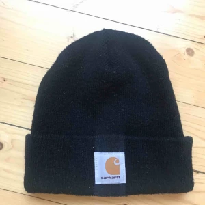  - Svart carhartt mössa