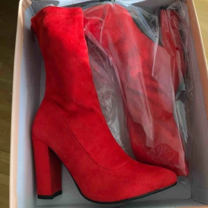  - Helt nya sockboots från Missguided, inköpta förra hösten! Aldrig använda och säljer endast pga jag är broooke lol😫 Köparen står för frakten💕( kan även mötas upp i gbg )- vid snabb affär kan priset diskuteras!