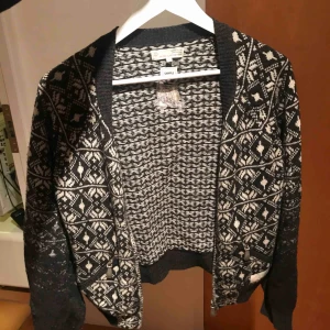  - Odd Molly kofta som är sparsamt använd, en ”limiter edition” modell så kunde tyvärr inte hitta vad ord.pris var & minns inte själv alls, men antar runt tusenlappen! Skriv flr mer frågor :D