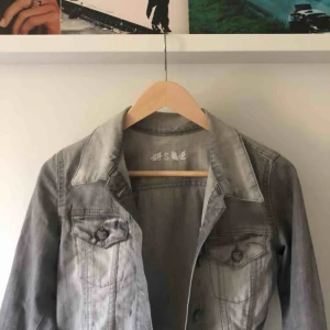  - Oanvänd grå jeansjacka från JC i storlek S