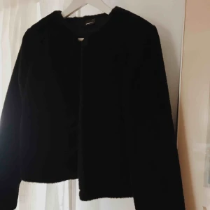  - Pälsjacka,svart från Ginatricot aldrig använd luktar fortfarande ny.