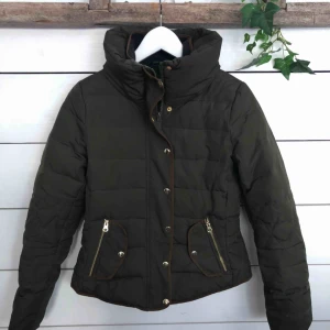  - Mörk grön vinterjacka med gulddetaljer som är använd en vinter, Så är använt men fint skick. Kan finnas lite smink i jackan uppe vid kragen men går bort om den får tvättas/skrubbas  Kan skickas mot betalning 