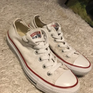  - Vita Converse i storlek 39. Lite smutsiga men inget som syns tydligt och går lätt bort i tvätten 💕