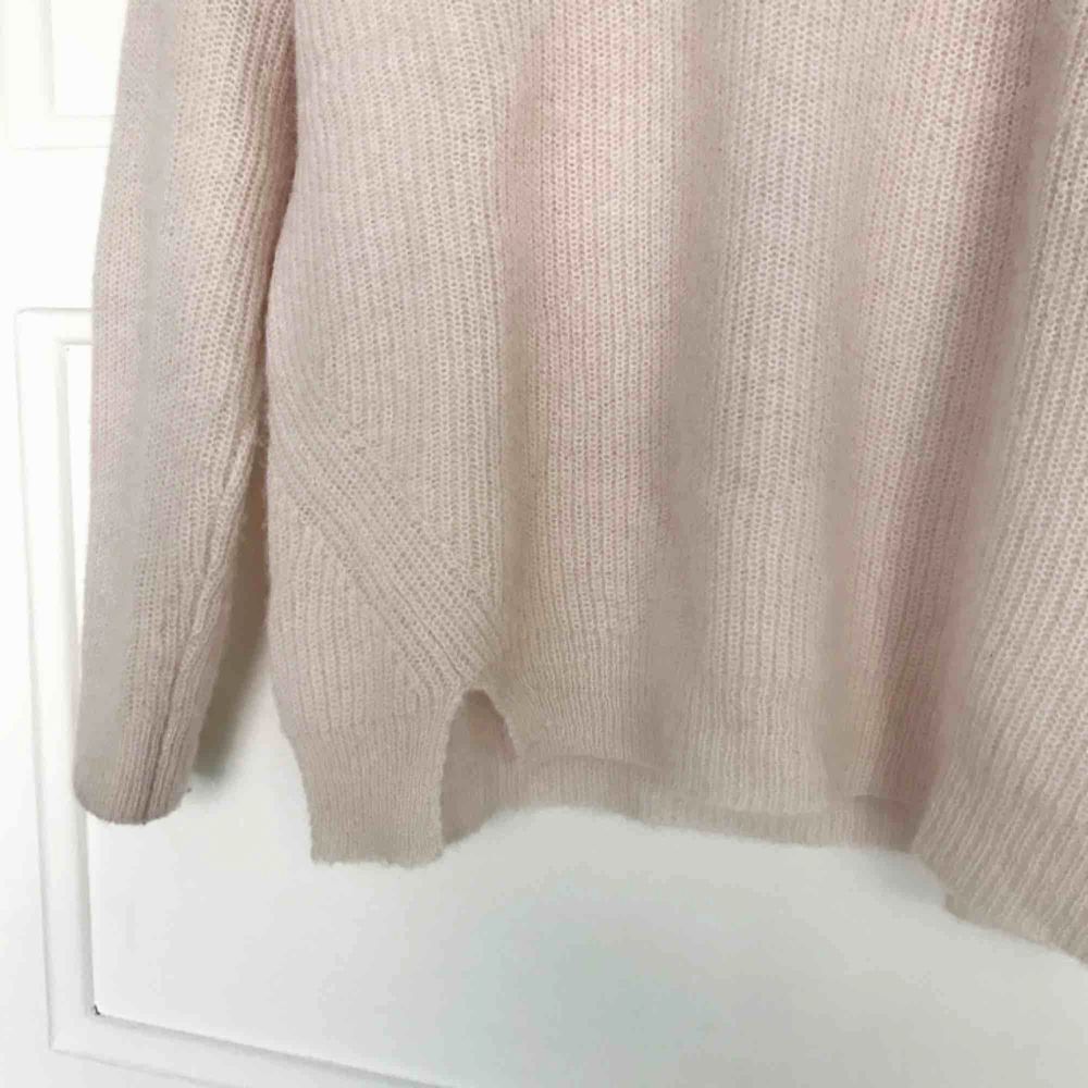 Ljusrosa stickad tröja från Filippa K. Använd fåtal ggr Ordinarie pris 1600 kr  35% polyamid  33% alpacka  33% ull. Stickat.