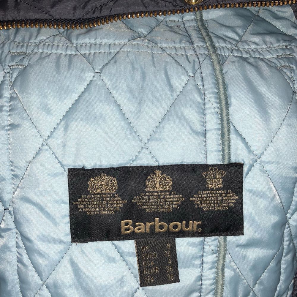 Mörkblå jacka av märket Barbour. Använd enstaka gånger och är i mycket fint skick. Nypris - 1.999🌸 Köparen står för eventuell frakt. Hör av dig för fler bilder🌸. Jackor.