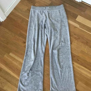  - Byxor från Juciy Conture i storlek XL (barnstorlek) Vilket motsvarar XS/S i vuxenstorlek. Fint skick dock har snörena gått sönder (se tredje bilden)