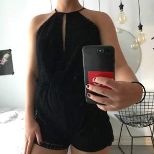 En svart jumpsuit från Zara med halterneck och urringning både fram och bak. Använd endast 2 gånger och är därför i jättebra skick! Nypris: 350 kr, mitt pris: 125 kr + frakt (om du inte har möjlighet att mötas upp i Uppsala). Tar endast swish!