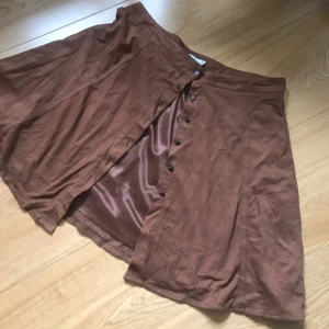  - Kjol från Bershka, i "fejk" mocka! Jättefin verkligen, färgen stämmer överens med första och sista bilden