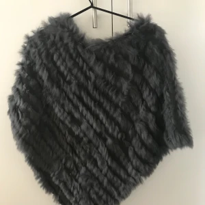  - Pälsponcho från naturens collection i grå, inköpt för 700kr 2017.