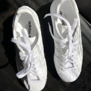  - Vita Adidas Superstar storlek 38. Använda endast 1 gång då jag insåg att de var för små. Ord. pris 999kr