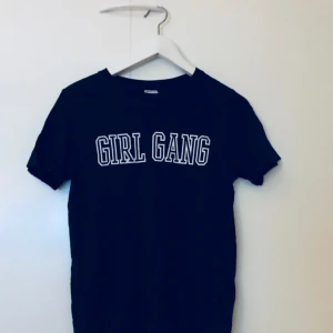  - Oanvänd mörkgrön t-shirt från ginatricot! Nypris 199.