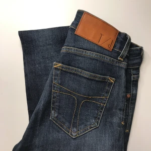  - Helt nya jeans från tiger of sweden. Använda 1 gång så är i väldigt fint skick med en hög midja. ♥️ 1500kr nypris