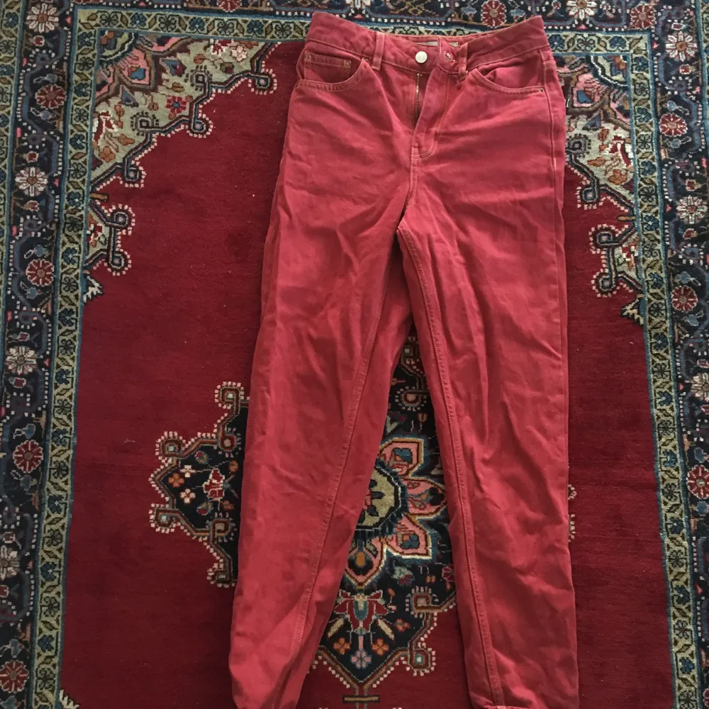 Oanvända röda Topshop Mom jeans i storlek W25 L32. Köparen står för eventuell frakt. Kan även mötas upp i Stockholm. Jeans & Byxor.