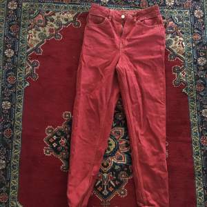 Oanvända röda Topshop Mom jeans i storlek W25 L32. Köparen står för eventuell frakt. Kan även mötas upp i Stockholm