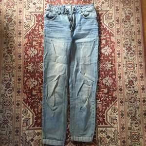 Topshop Mom jeans i W24 L32. Bra skick  Köparen står för eventuell frakt. Kan mötas upp i Stockholm!