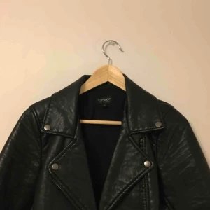  - Skinnjacka från Topshop, inte äkta skinn!