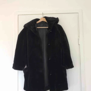  - Mysig svart fuskpäls från humana med luva och lite kortare ärmar (se bild 2). Passar XS-M beroende hur man vill att den ska sitta! 