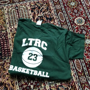  - Står storlek M men skulle nog säga mer L  Grön tshirt från beyondretro  Köparen står för frakten ✨✨