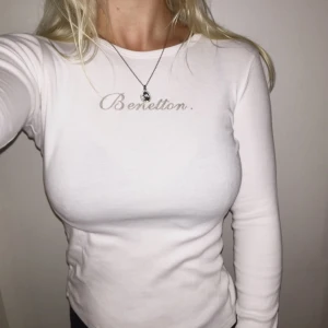  - SÅ fin långärmad tröja från Benetton (äkta!) som inte kommit till användning. Storlek 2XL (barnstrl) men passar allt från XS till M då den är töjbar och mjuk! Beror helt på hur man vill att den sitter! Jag är en S/M.  texten är silver med glitter!