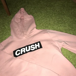  - fett söta hoodie med tryck från ginatricot som är i ganska bra skick.