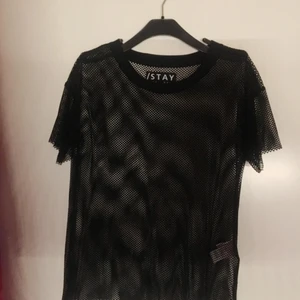  - En fishnet tröja från Carligs Endast använd en fång för att prova och köpt för 299kr Ca 4 månader gammal Frakt ligger på 10kr och ingår i priset Frågor? Skriv och jag svar så fort som möjligt!  (Bilder i både blixt och utan) 