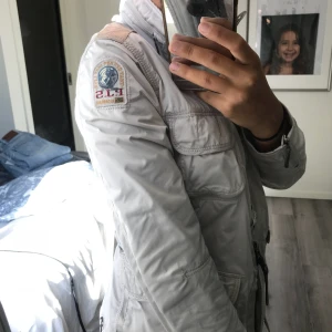  - Säljer min ParaJumper Windbreaker i storlek Xs men passar även en S. Använd i några månader men nu ska den hitta en annan ägare. Fint skick. 