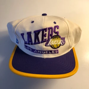  - Fet Lakers keps, äldre modell från 90/ början av 2k. Kan hämtas i Uppsala eller skickas mot fraktkostnad 