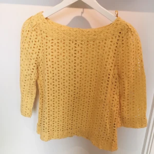  - Jättefin gul blus från Sisters☀️ Köparen står för frakt, hör av dig vid intresse eller frågor!
