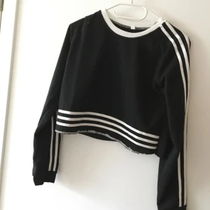  -  Avklippt tröja, aldrig använd!  Köparen betalar frakten om avhämtning inte fungerar :)