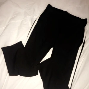  - Kanonfina kostymbyxor från Zara. Kommer tyvärr inte till användning då de är lite för korta i benen för mig:/ Är i och med de aldrig använda och i nyskick😊