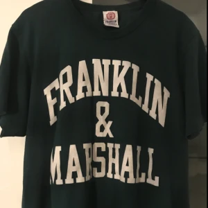  - Franklin & Marshall t-shirt  Väldigt fint skick, använd fåtal gånger  Pm för fler bilder 