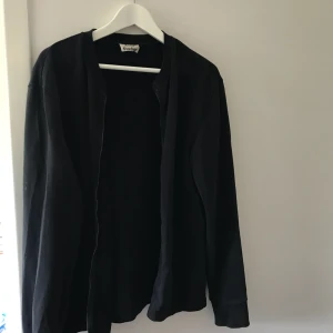  - Tröja med dragkedja från Acne. Dock funkar inte dragkedjan som den ska alltid. Herrstorlek: S Damstorlek: ca L