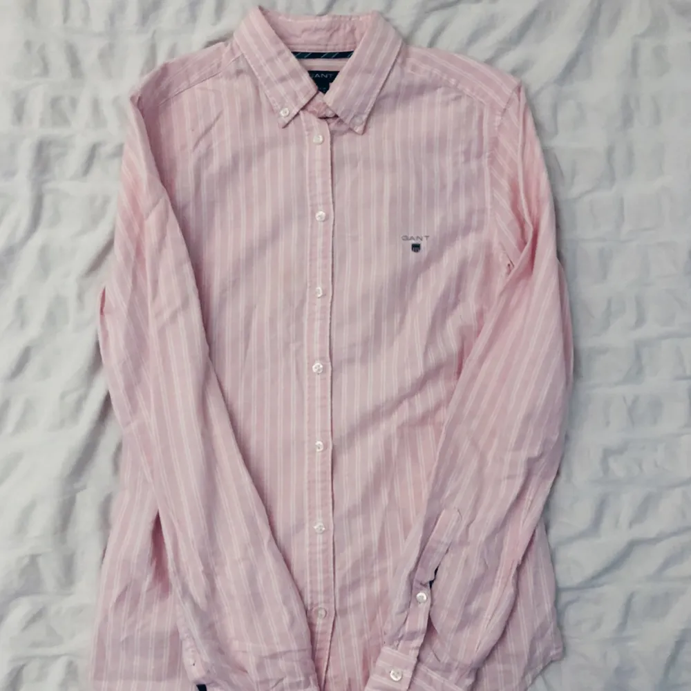 Äkta Gant skjorta nästan som ny i strl 34 🕊🌸. Skjortor.