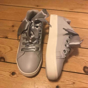  - Helt oanvända skor från Primark! Säljes pga för stora för mina 37-fötter. Passar en 38 🌟