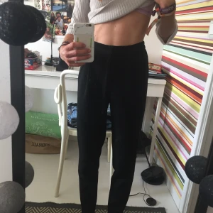  - Långa högmidjade kostymbyxor med stretch i midjan