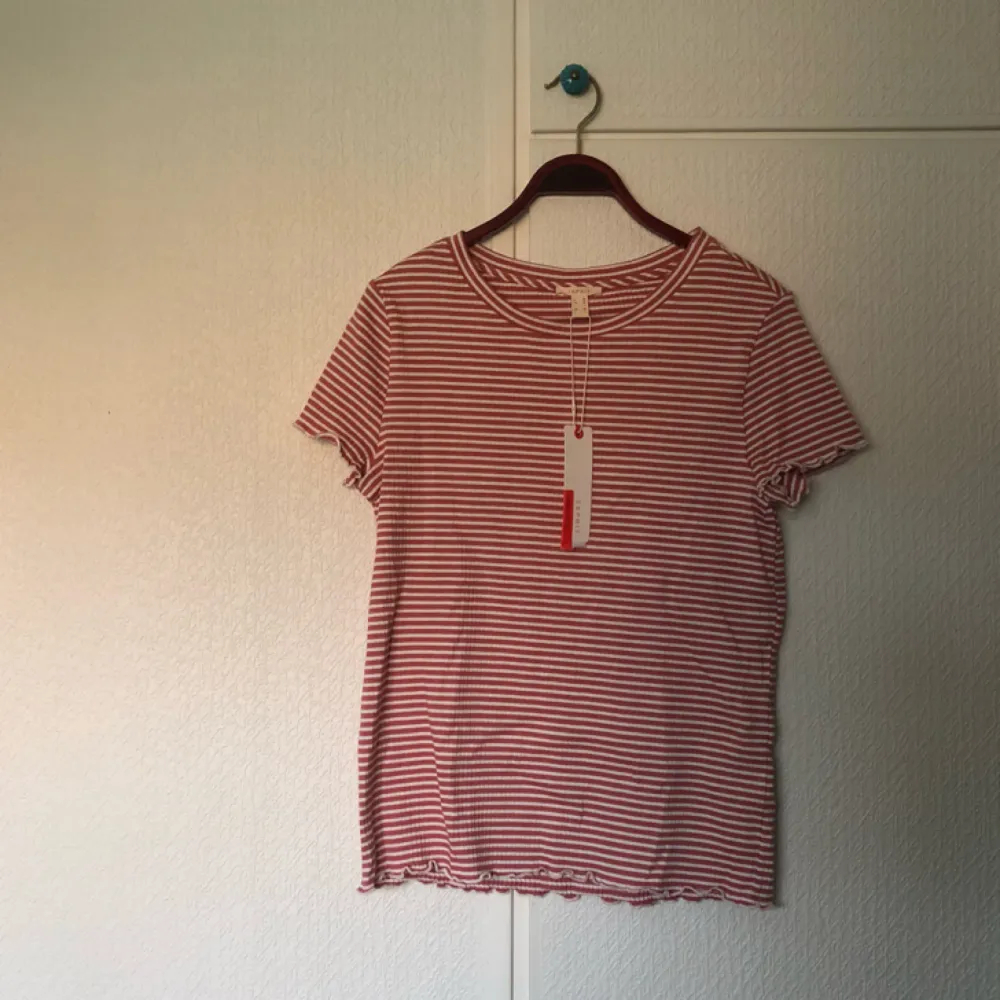 Randig tröja från Esprit, storlek M. Aldrig använd. Pris + frakt, som köparen står för!. T-shirts.