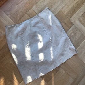  - Äkta mockakjol i beige 🌼🌼 såååååååå fin, men används inte. Köpt på Urban Outfitters second handavdelning för 699 kr. Passar perfekt på en 36-38 och känns inte för kort! 