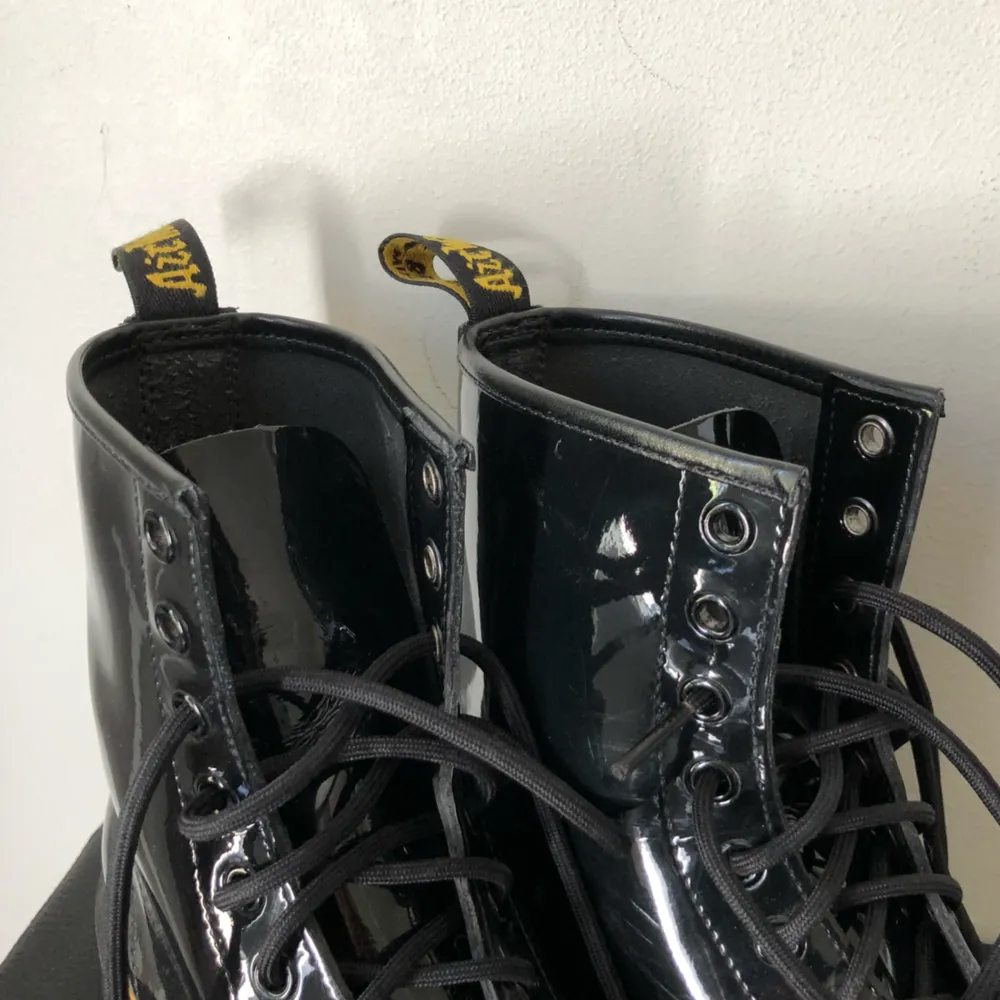 Dr.Martens Patent Leather. Möts i Stockholm/fraktar, köparen står för frakten. Storlek 40, är själv 38/39, de passar då kängorna kräver större storlek. Passar även för storlek 40. Använda 2ggr, har små, få skrapor på framsidan,syns knappast.. Skor.