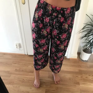  - Oanvända byxor i (liknande) transparent tyg.